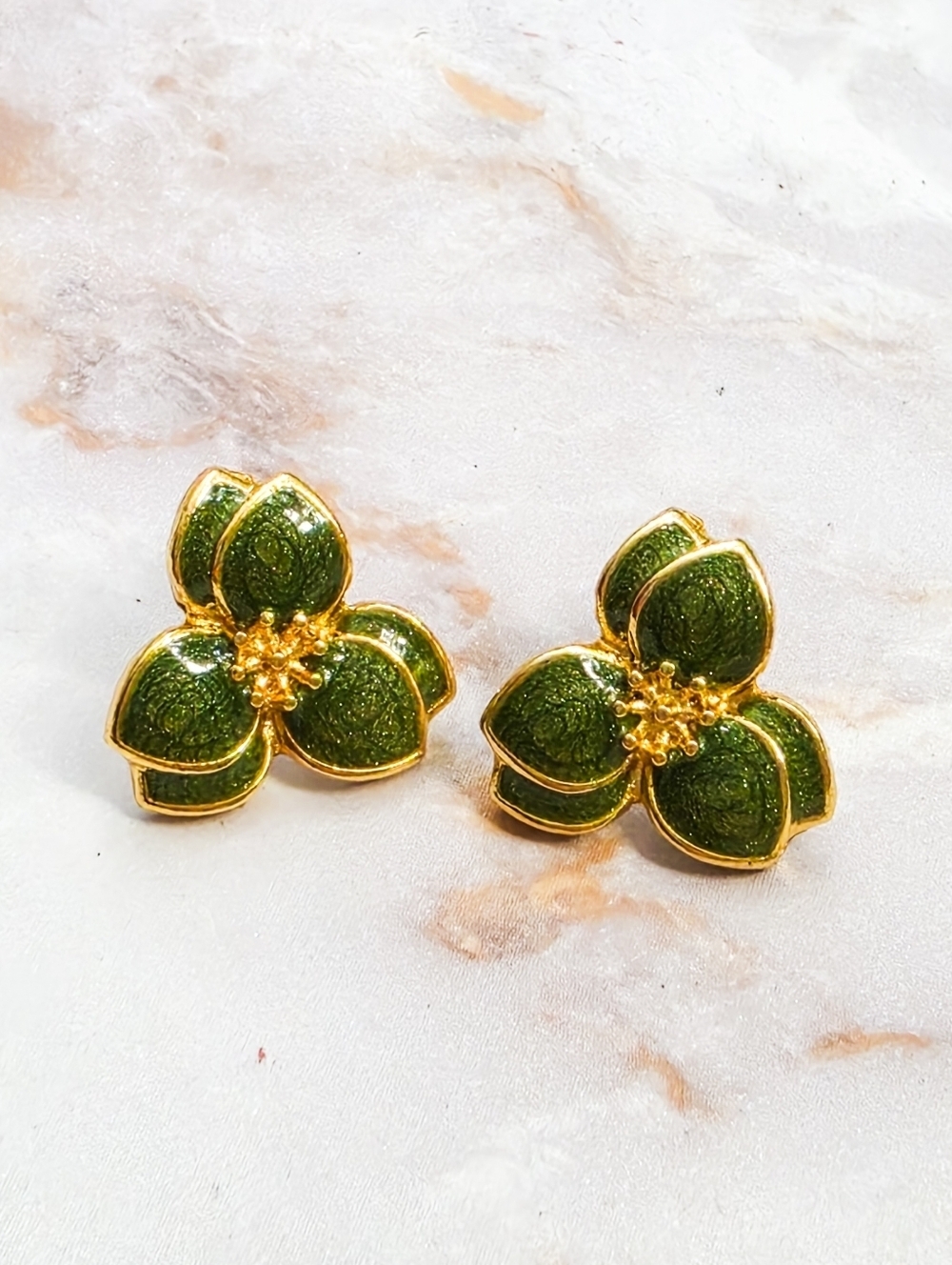 ​Vintage Style Emerald Green Crystal Drop Earrings Antique Gold Tone Victorian